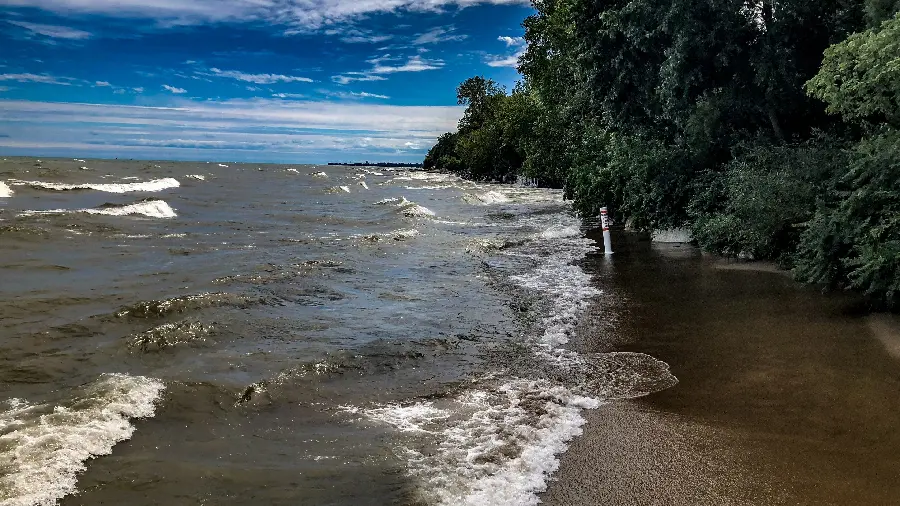 Amazing and spectacular background of the beautiful sea with blue sky 