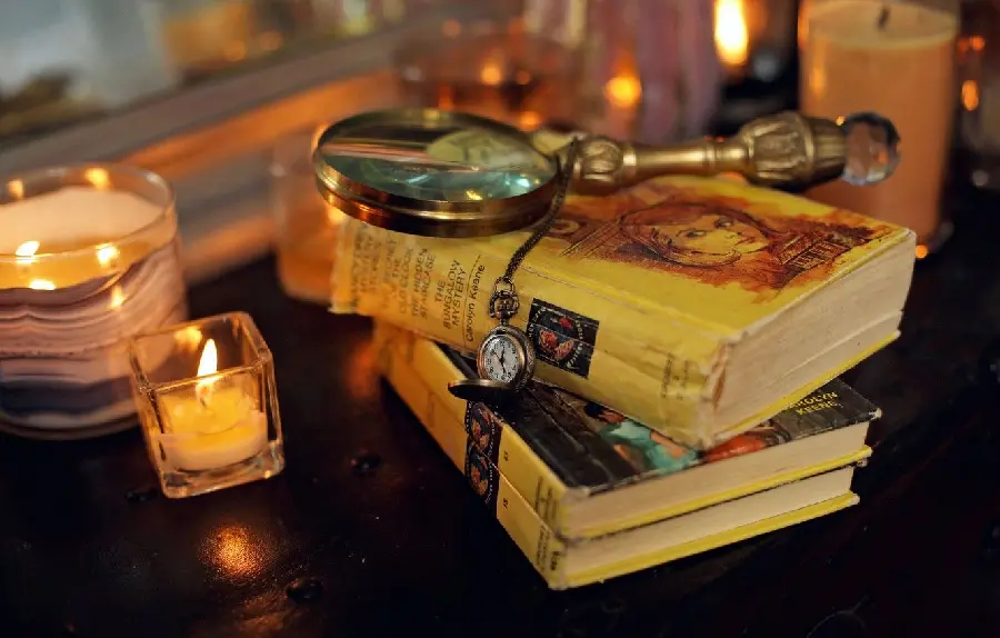  Beautiful and spectacular photo of a magnifying glass on famous and beautiful books