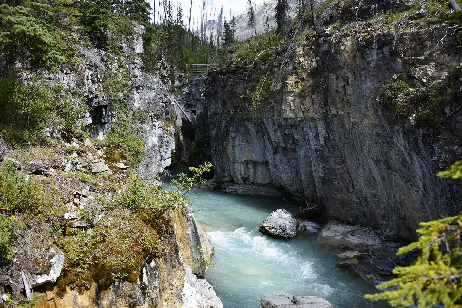 Download high-quality nature photos of valleys and rivers for free