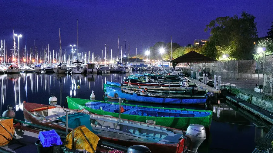 Download attractive and spectacular background of beautiful boats for boys' mobile wallpaper 