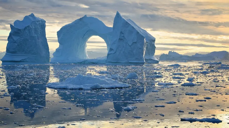 High-quality background photo of glaciers in the middle of the ocean 