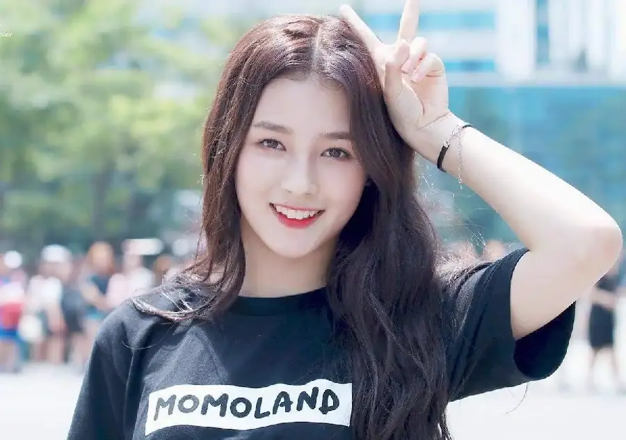 Korean singer Nancy's background image with a cute smile 