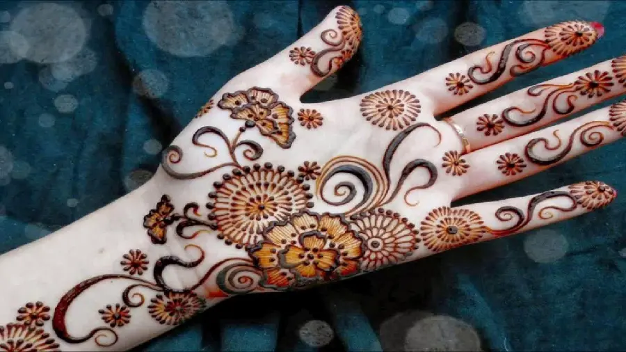 Photo of a new and beautiful model of henna on the palm of the hand with a Balochi pattern, a symbol of tradition and culture