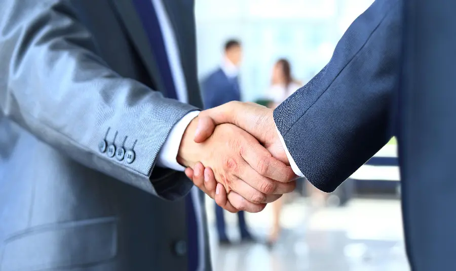 Simple real and free image of men shaking hands with the highest quality 
