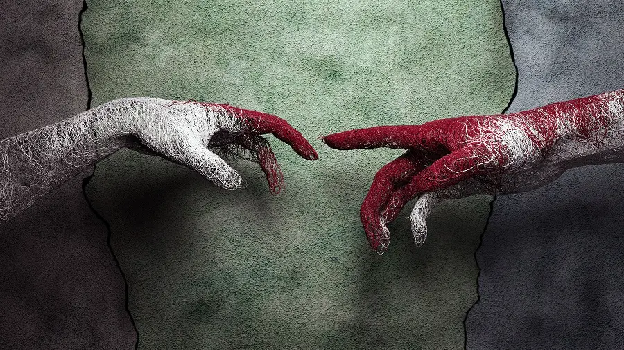 Download a very beautiful and interesting picture of two hands of a gypsy