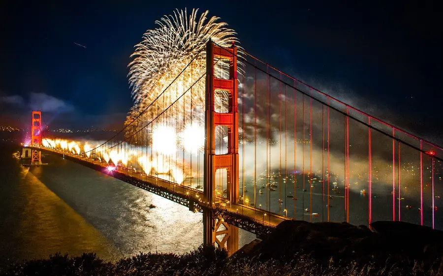 Photo of fireworks in the sky of the Golden Gate Bridge, Big Grand Computer Food 