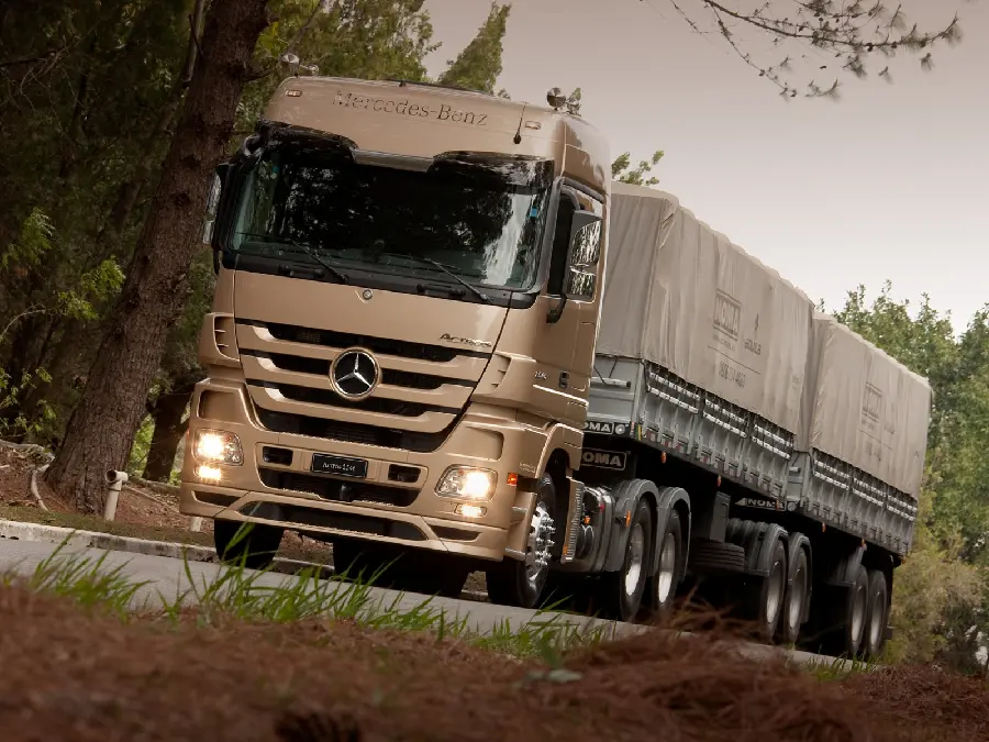 Photo of a khaki Actros truck suitable for long-distance cargo transportation