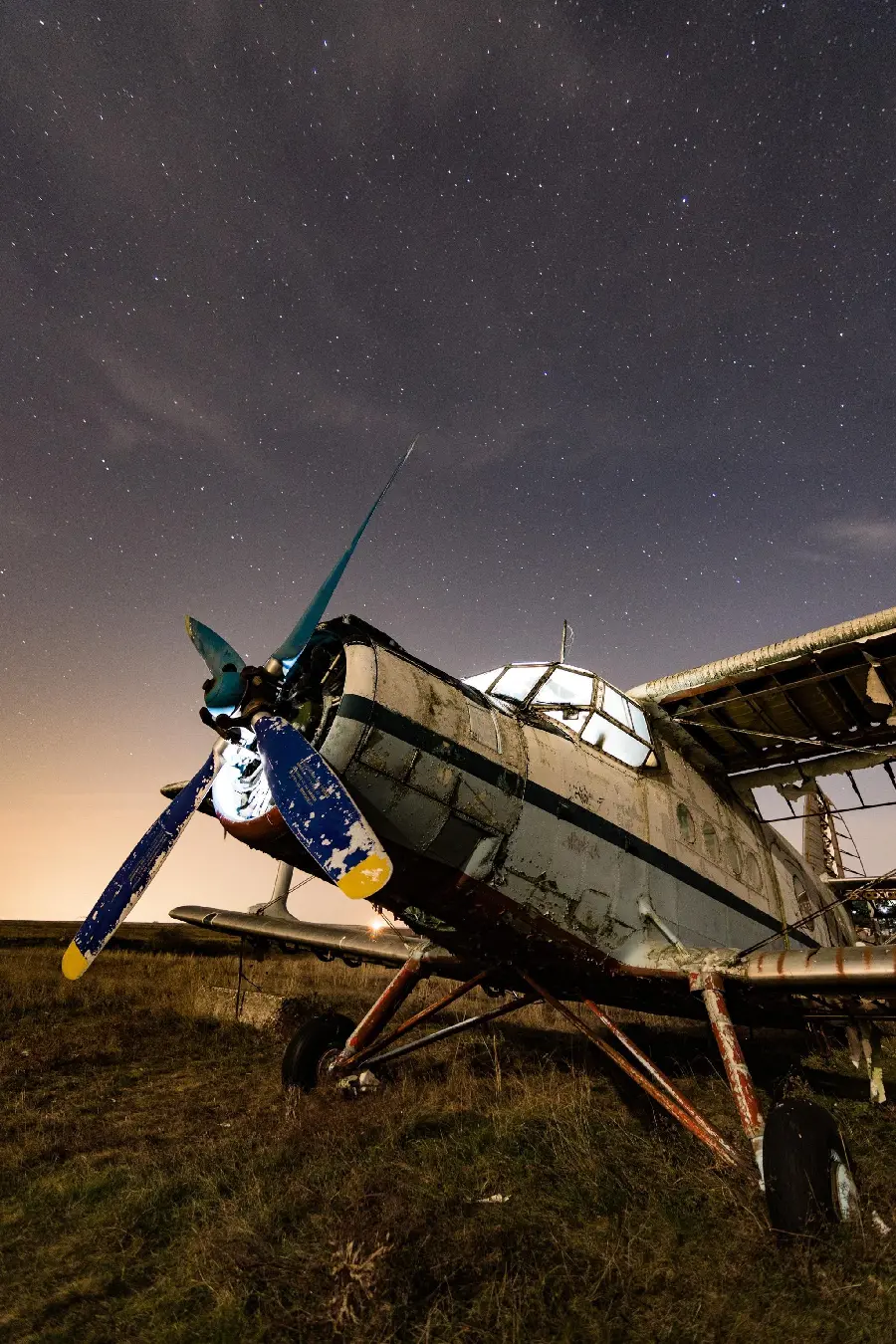 Dreamy wallpaper of an old airplane and a starry sky