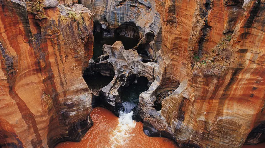A spectacular wallpaper of tall, red cliffs