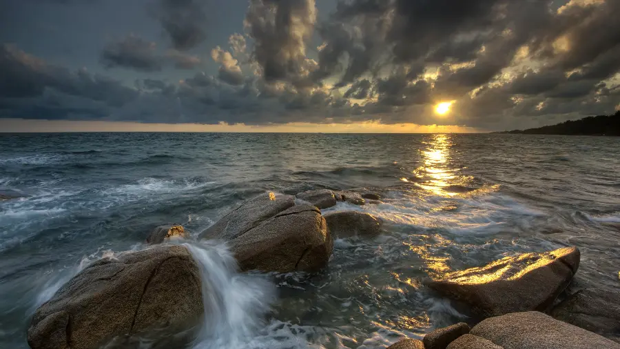 A pleasant pattern of a stormy sea and waves hitting the rocks