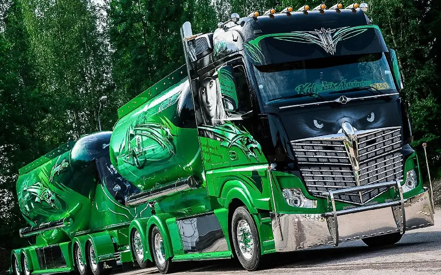 Full HD profile picture of a boy with a luxurious green Benz Actros truck