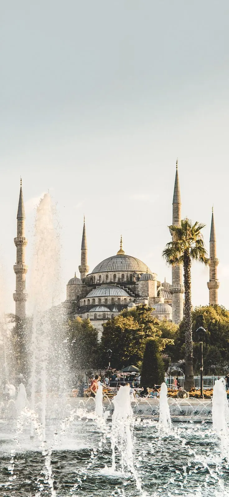 Amazing wallpaper of a very large mosque with a beautiful pond