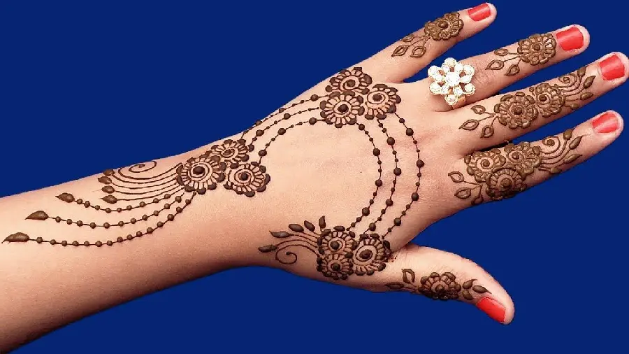 Photo of a beautiful and decorative model of henna on the hand with a stylish and trendy linear pattern