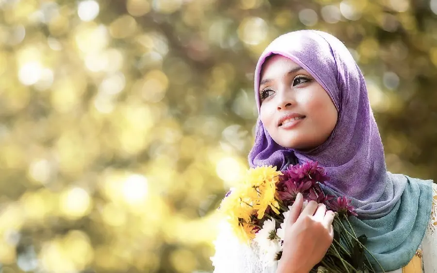 The most viewed photo of a beautiful girl with a hijab with attractive flowers