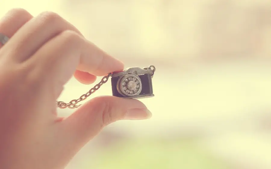 Photo of a miniature camera necklace for free for photographers' profiles