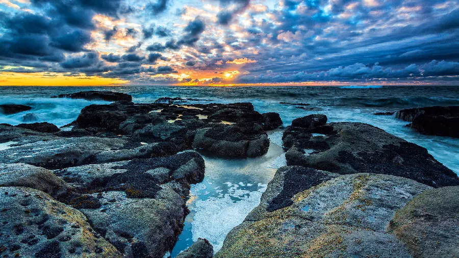 A lovely view of the sea and scattered clouds in the blue sky