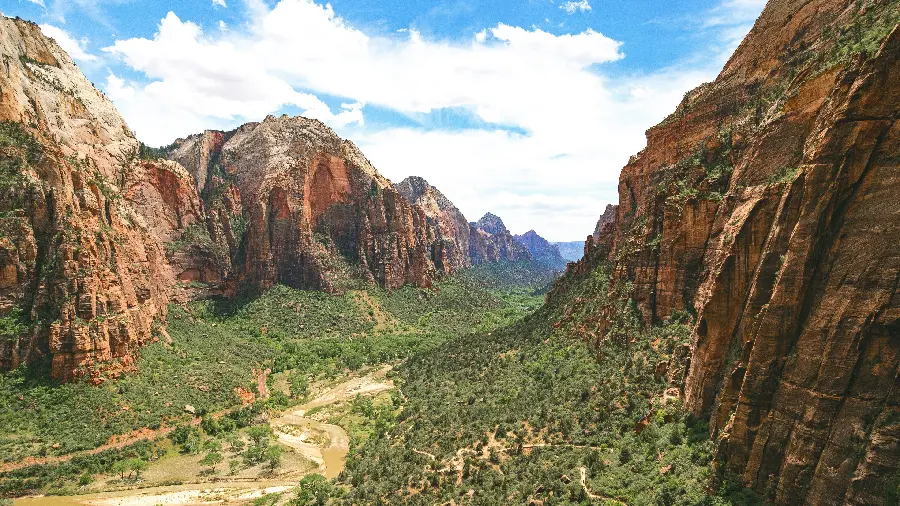 Download a very beautiful and spectacular photo of high and large mountains