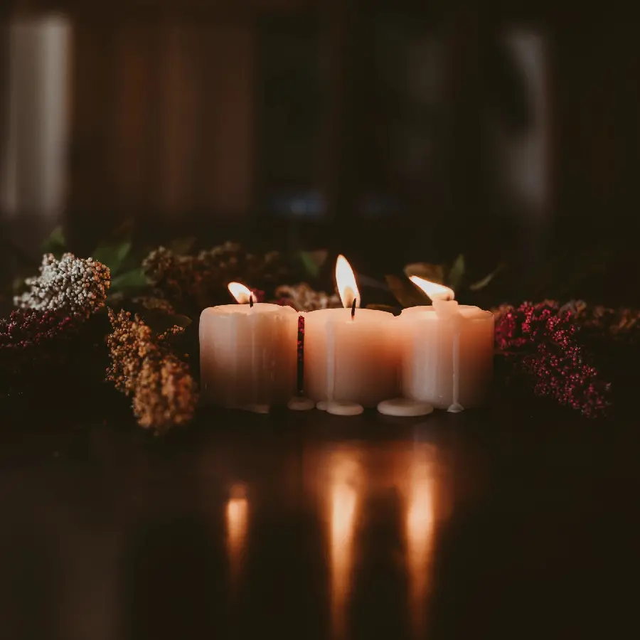 Profile photo of white candles with a dark background without writing for condolences 