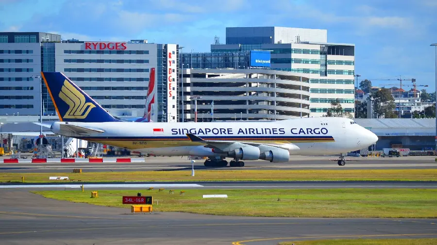 Interesting picture of a long cargo plane belonging to Singapore