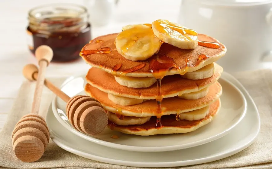 Free and high-quality download of breakfast pancake photo decorated with banana 