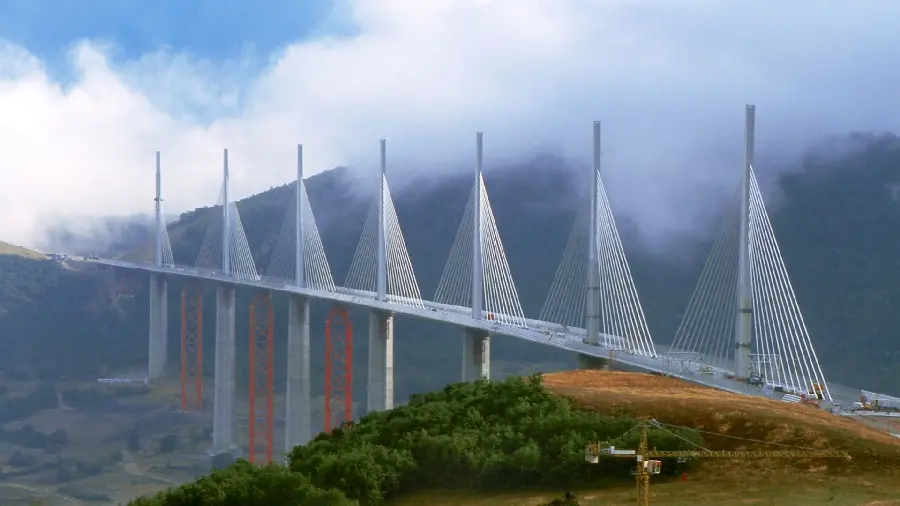Download a unique and spectacular image of the highest Millau Bridge in the world 