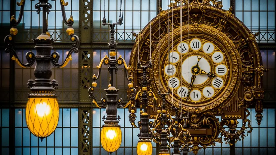 Download an attractive and spectacular background of a stylish and beautiful watch 