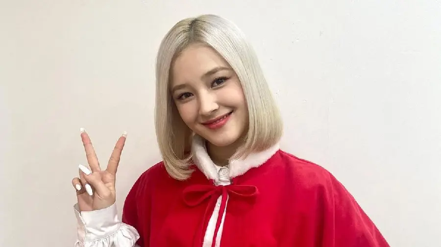 The most attractive background image of Nancy with blonde and short hair