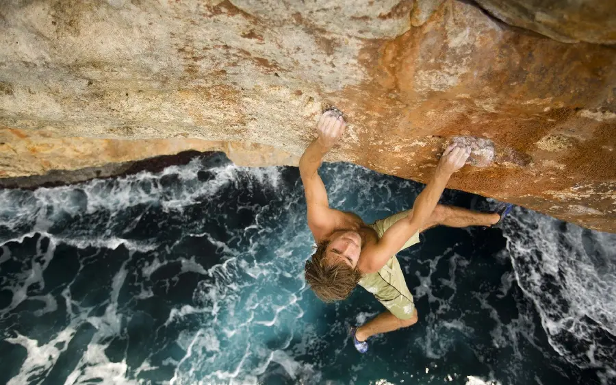 Brave man rock climber hd picture without equipment