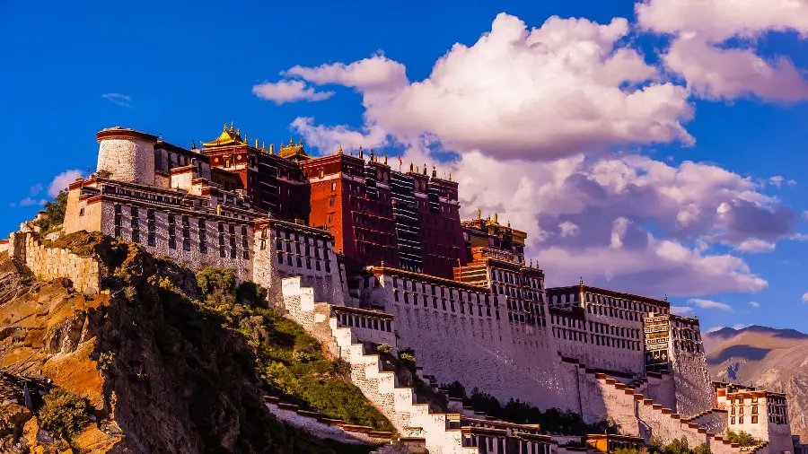 Background Image of the Great Wall of China in Clear Blue Sky in 8K