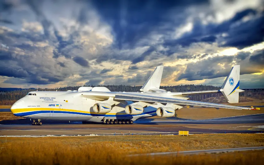 Download photo of Antonov cargo plane suitable for Instagram