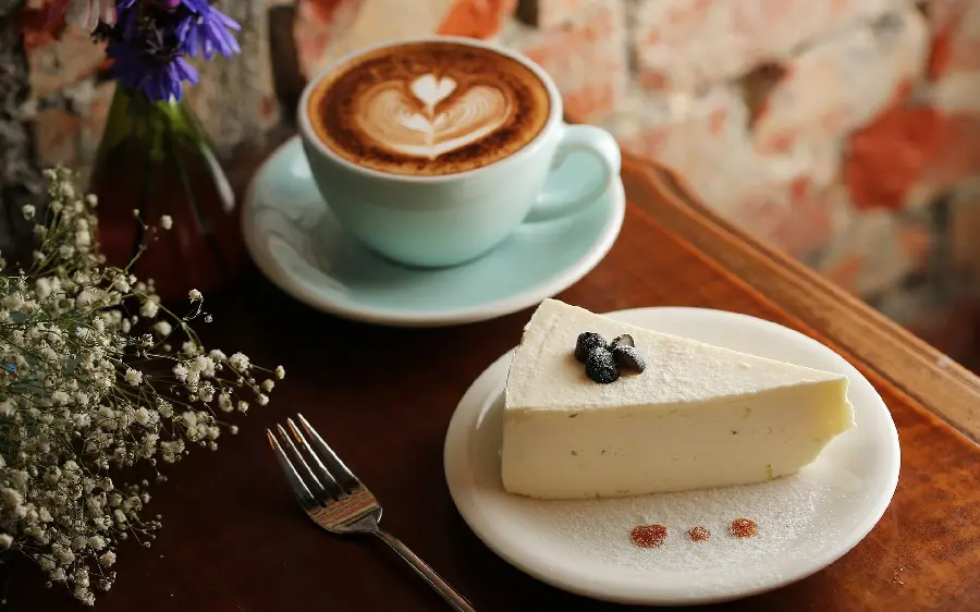 Interesting image of a beautiful vanilla cake and delicious art next to it 