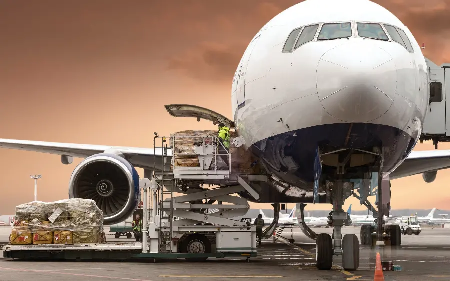 A spectacular and free photo of a giant cargo plane loading