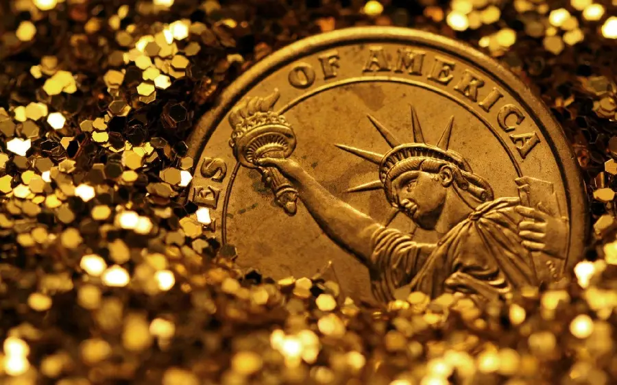 Wallpaper of a single gold coin with the design of the Statue of Liberty in America