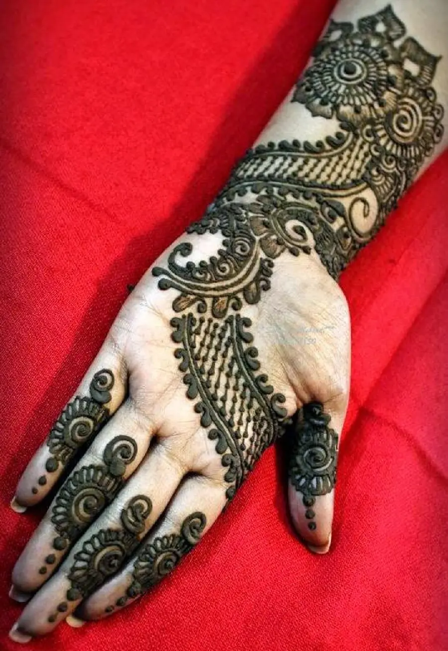 Image of the new model of henna on the palm of the hand and forearm with a decorative wicker pattern