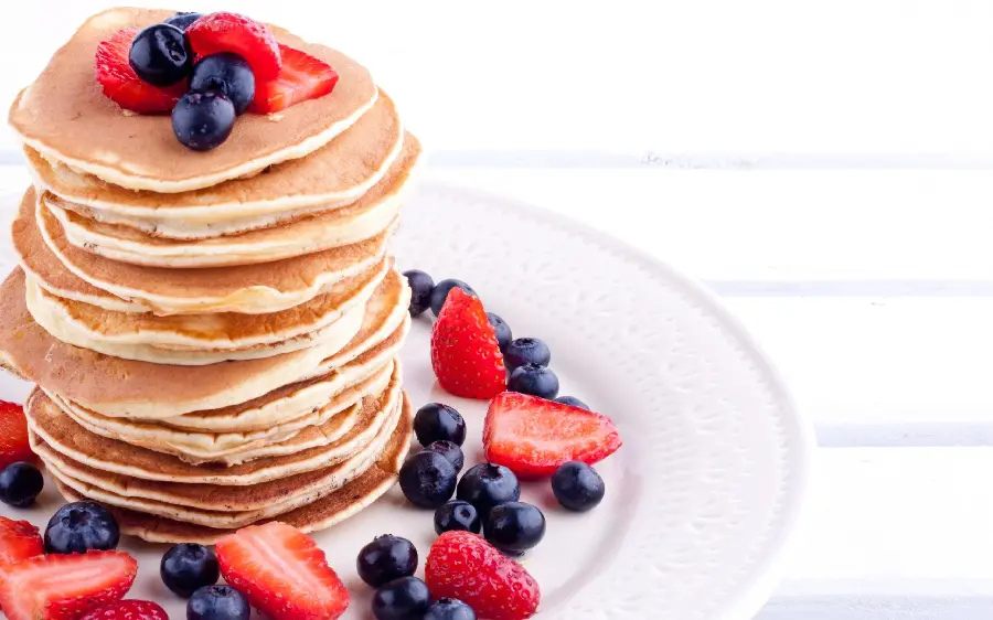 Free download of homemade strawberry and blueberry pancake cooking photo