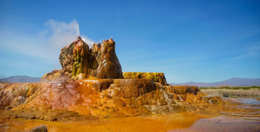 Free mobile wallpaper with the design of vibrant geysers in Northern Europe