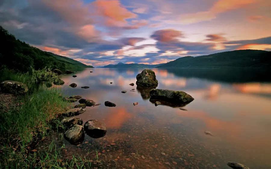 A spectacular and dreamy profile picture of a vast lake
