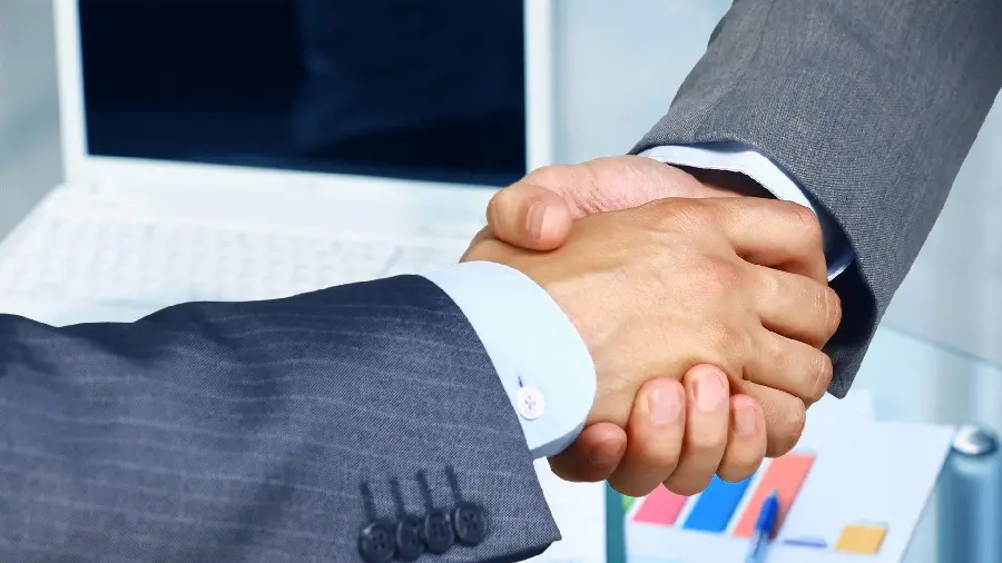Free download of a real and free handshake photo of two men with the highest quality