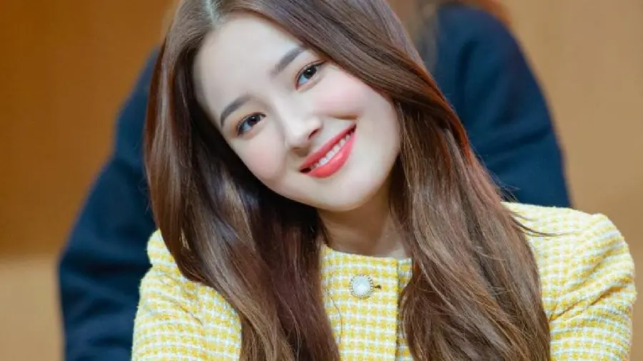 Download the profile picture of the famous Korean singer with a cute face