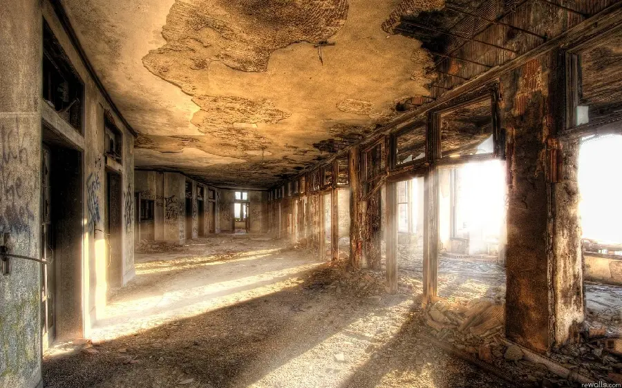 Image of a scary and horrible old and rotten abandoned house