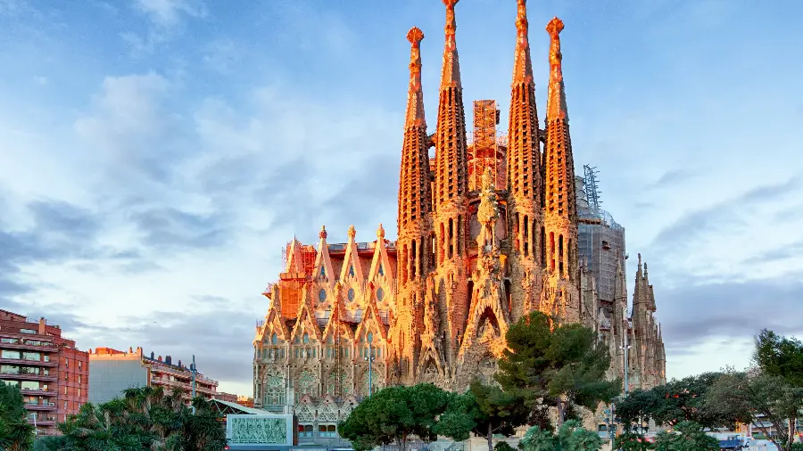 Download a very beautiful and spectacular photo of a large and beautiful tower 