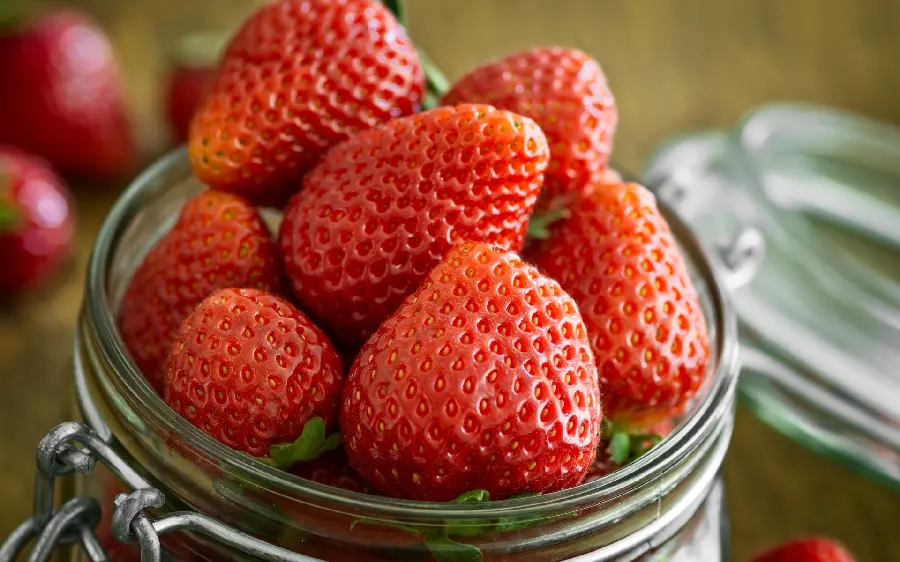 Download a rare photo of delicious and glazed strawberries in excellent quality