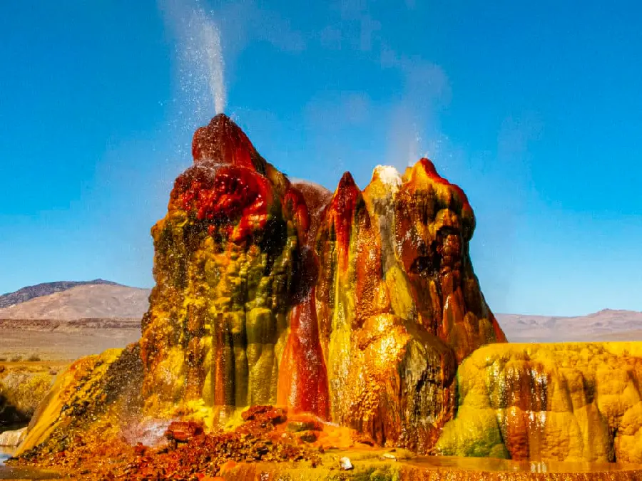 Download the image of the geyser in Iceland in very good quality for use on the site