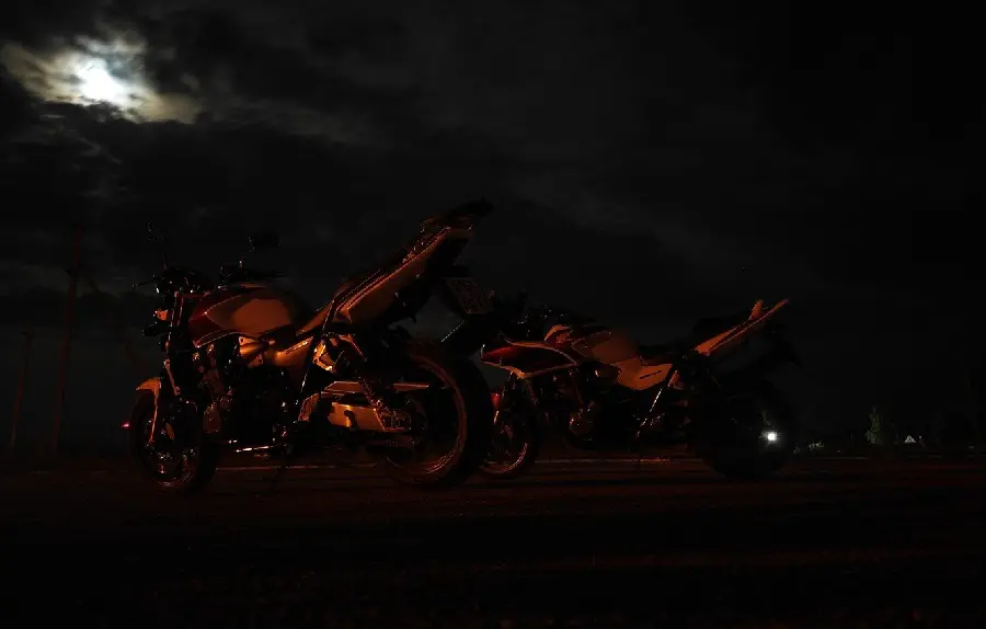 Download cool photos of Honda CB1300 engines in the dark night