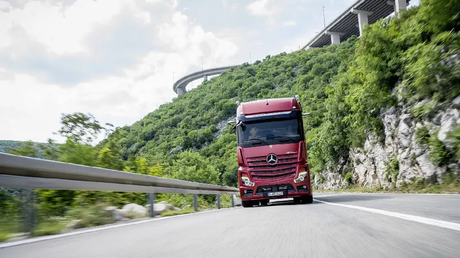 Free download of the profile photo of the powerful and powerful Actros truck on the road