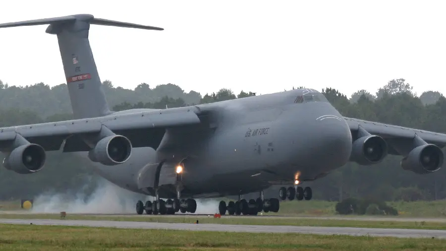 Free download of a gray cargo plane photo in high quality 