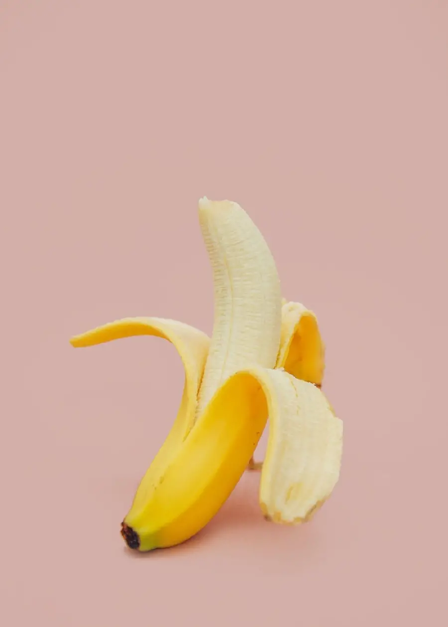 Simple Banana Wallpaper in 4k Resolution for Social Media Use