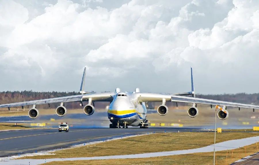 Photo of the Ukrainian cargo plane with a very large, sturdy body