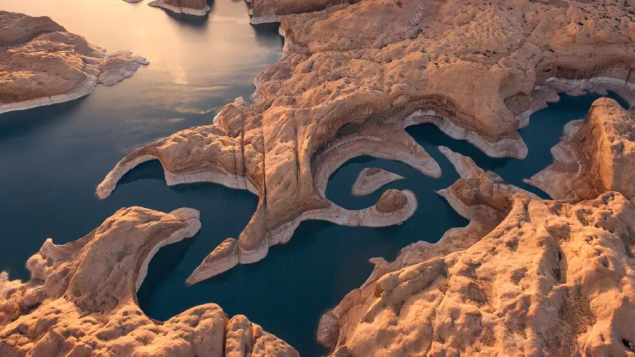Download a very stylish photo of mountains and sea for your Telegram profile