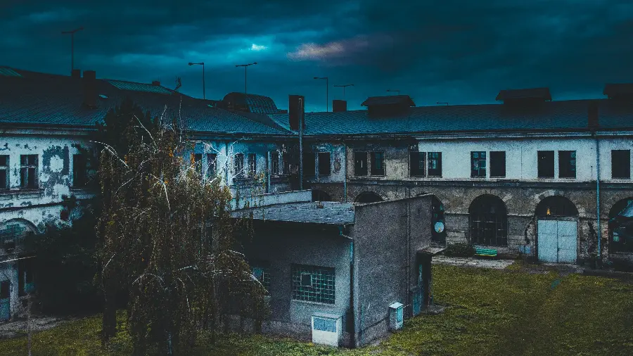 Wallpaper photo of a dark night and an old neighborhood and abandoned houses